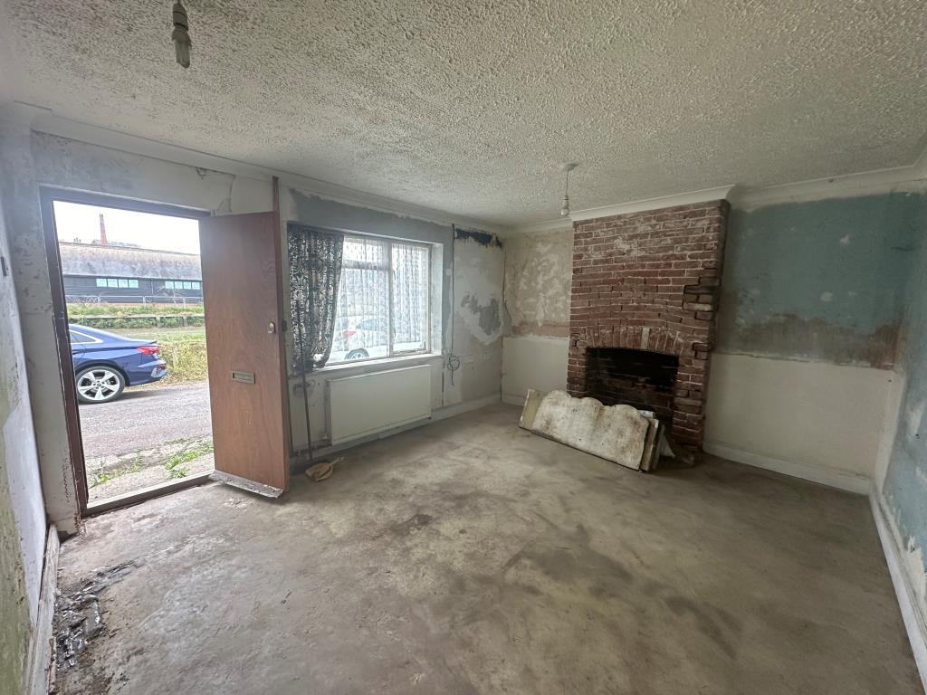 Lot: 125 - TERRACE HOUSE FOR IMPROVEMENT - Living room to front